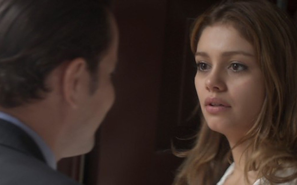 Vitor (Daniel de Oliveira) ficará nervoso com visita surpresa de Alice (Sophie Charlotte)  - Reprodução/TV Globo