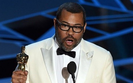 O comediante Jordan Peele recebe estatueta do Oscar de roteiro original pelo filme Corra! - Divulgação/Academy Awards