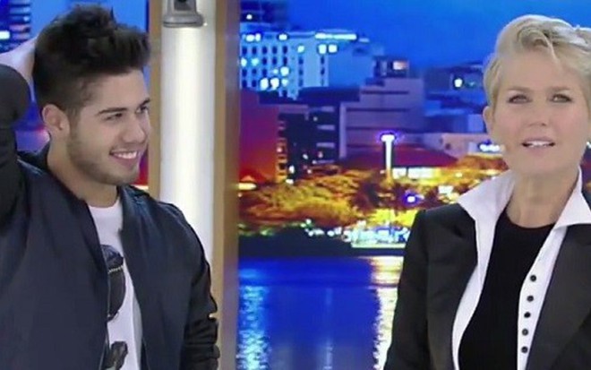 Xuxa com o cantor sertanejo Zé Felipe no programa exigido pela Record ontem (10) - Reprodução/Record