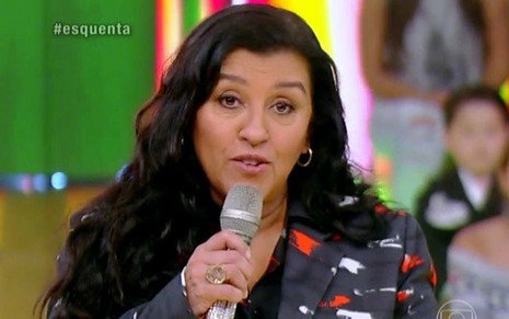 Regina Casé no Esquenta de domingo, que foi mais longo e perdeu para o Domingo Show - Reprodução/TV Globo