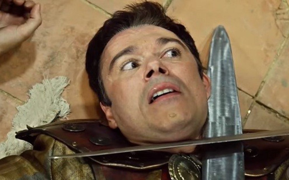 Nebuzaradã (Angelo Paes Leme) é ameaçado por espada em cena da novela O Rico e Lázaro - Reprodução/RecordTV