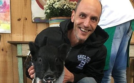 Rodolfo Carlos com o porquinho João, da ex-BBB Vanessa Mesquita, em restaurante de SP - Reprodução/Facebook