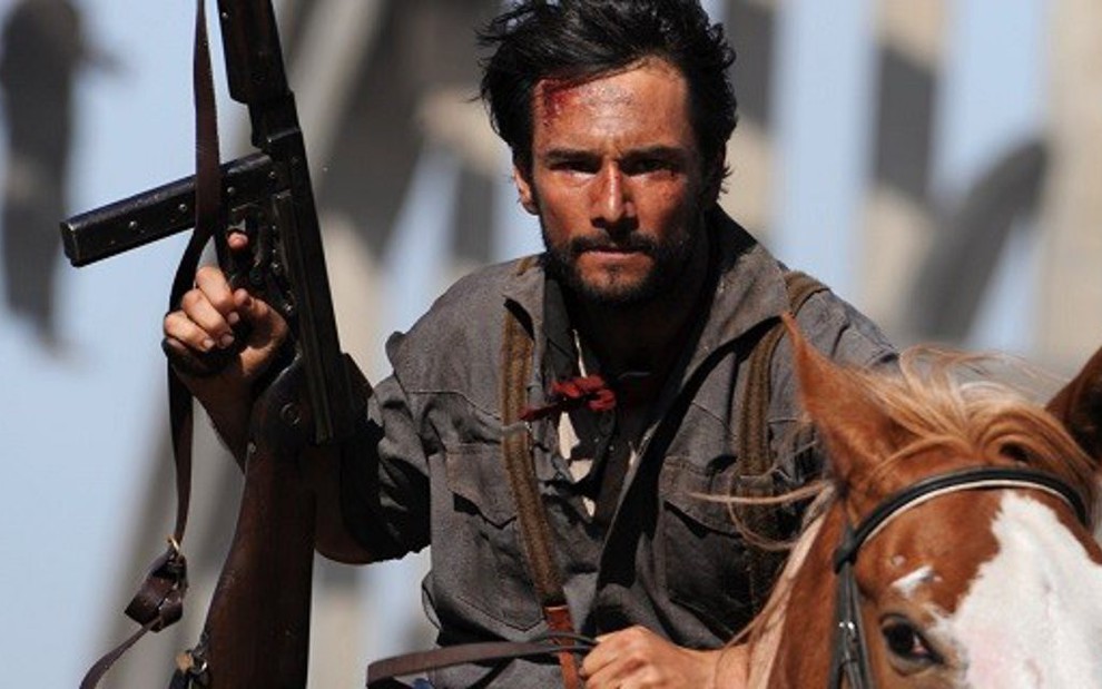 Rodrigo Santoro em trailer de Westworld, série inédita em que interpreta um pistoleiro - Reprodução/HBO