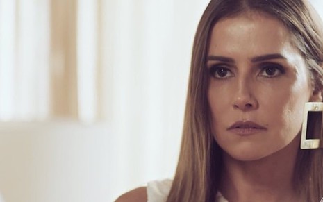 Karola (Deborah Secco) terá de fazer tudo que seu amante mandar após descoberta de segredo - Fotos: Reprodução/TV Globo