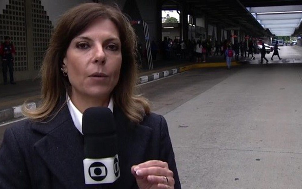 A repórter Zelda Mello no terminal do Grajaú durante cobertura da greve na sexta (28) - Reprodução/TV Globo