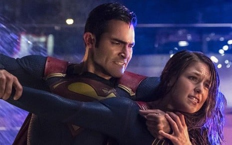 Os atores Tyler Hoechlin e Melissa Benoist lutam no final da segunda temporada de Supergirl  - Fotos: Divulgação/The CW