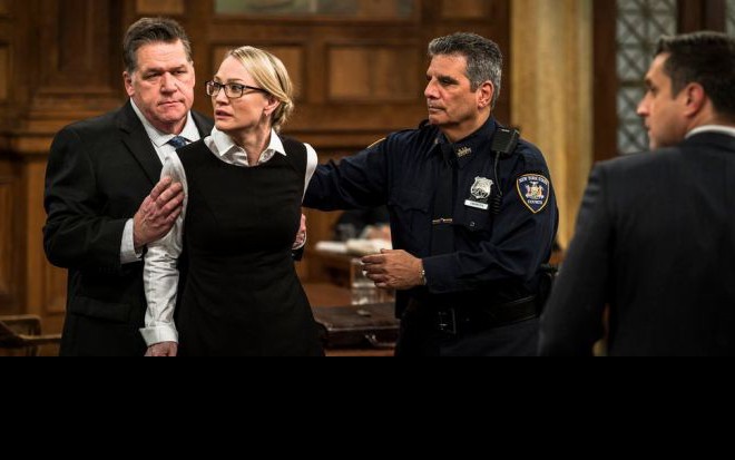 Personagem de Sarah Wynter é detida por policial em julgamento do episódio 400 de SVU - Imagens: Divulgação/NBC