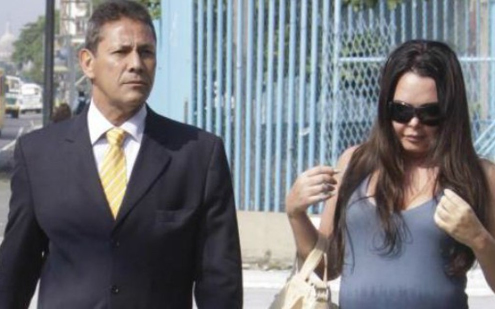 O advogado Sylvio Guerra e a ex-modelo Cristina Mortágua após depoimento à Justiça, no Rio - AgNews
