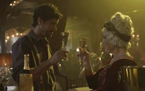 Inácio (Bruno Cabrerizo) e Lucerne (Regina Duarte) brindam com taças de champanhe - Reprodução/TV Globo