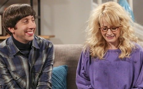 Os atores Simon Helberg e Melissa Rauch na atual 10ª temporada de The Big Bang Theory - Divulgação/CBS