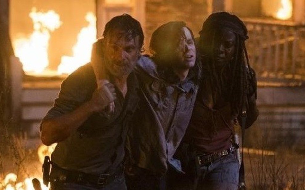 Andrew Lincoln, Chandler Riggs e Danai Gurira em cena do retorno de Walking Dead - DivulgaÃ§Ã£o/AMC