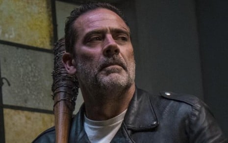 O ator Jeffrey Dean Morgan no penúltimo episódio da oitava temporada de Walking Dead, exibido ontem (8) - Imagens: Divulgação/AMC