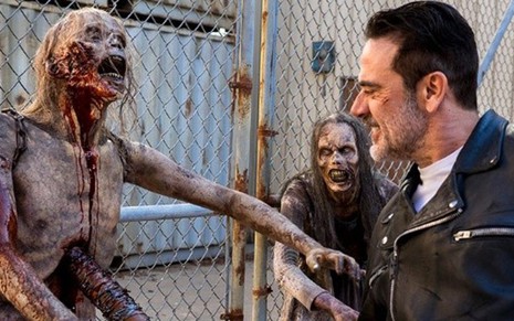 Jeffrey Dean Morgan em The Walking Dead; sangue zumbi vira arma de Negan na guerra total - Imagens: Divulgação/AMC