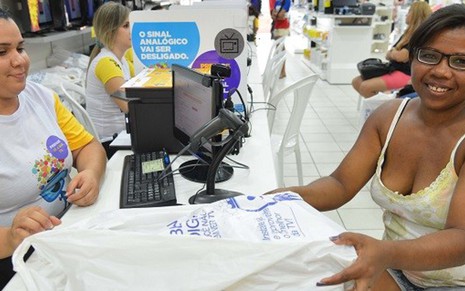 A manicure Maria Martins, beneficiária do Bolsa Família, recebe kit de TV digital em Brasília - Antonio Cruz/Agência Brasil
