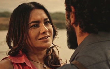 Dira Paes (Beatriz) contracena com Irandhir Santos (Bento) em Velho Chico, da TV Globo - Reprodução/TV Globo