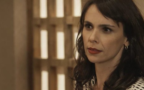 Débora Falabella (Irene) em cena de A Força do Querer; arquiteta roubará carro de ex-amante - Reprodução/TV Globo