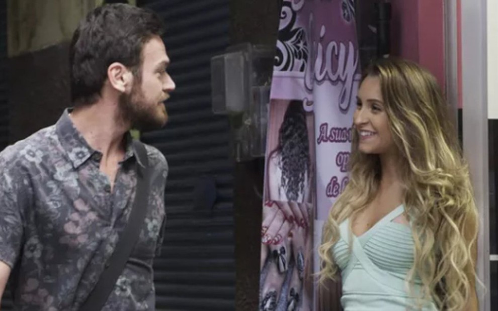 Emilio Dantas (Rubinho) e Carla Diaz (Carine) em cena de A Força do Querer, novela das nove - Reprodução/TV Globo