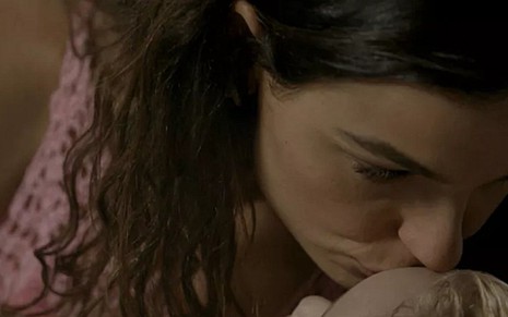 Ritinha (Isis Valverde) cuida do filho com febre em cena de hoje (3) de A Força do Querer - Reprodução/TV Globo
