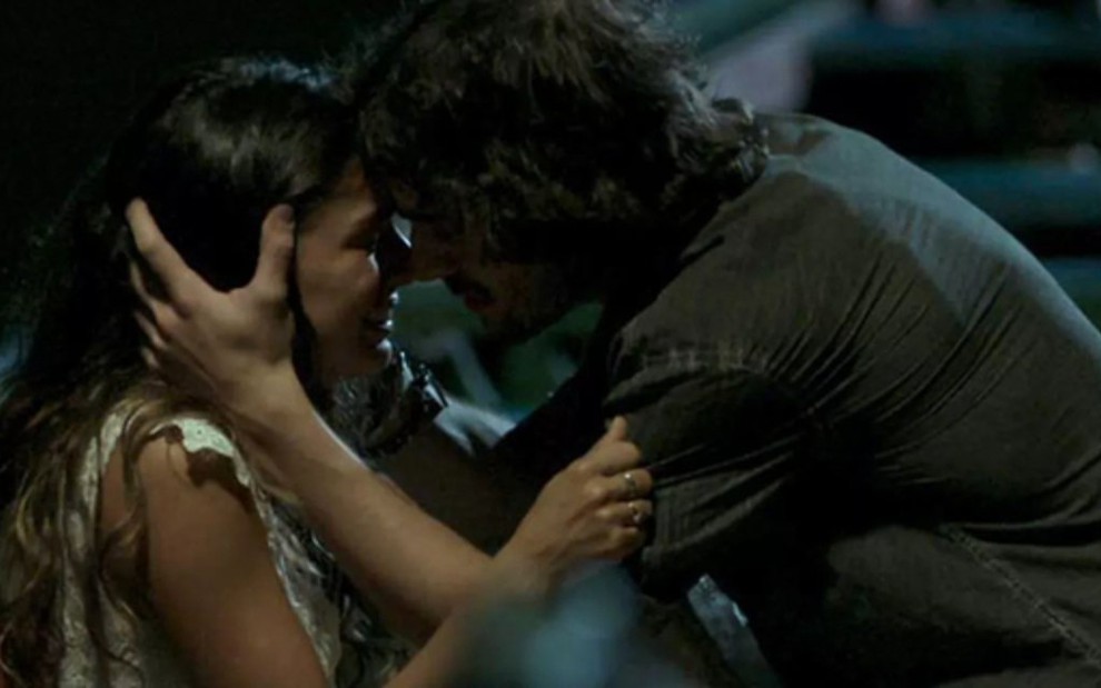 Ritinha (Isis Valverde) chora e é consolada por Ruy (Fiuk) em cena de A Força do Querer - Reprodução/TV Globo