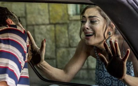 Bibi (Juliana Paes) chora ao ver Rubinho (Emilio Dantas) no camburão em A Força do Querer - Fábio Rocha/TV Globo