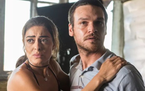 Bibi (Juliana Paes) e Rubinho (Emilio Dantas) são caçados pela polícia na favela após fuga - Fábio Rocha/TV Globo