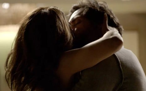 Bibi (Juliana Paes) e Caio (Rodrigo Lombardi) se beijam em cena de A Força do Querer - Reprodução/TV Globo