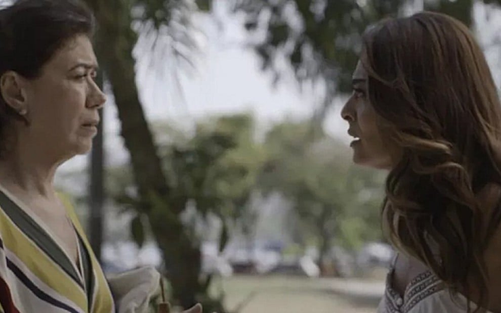 Bibi (Juliana Paes) procura Silvana (Lilia Cabral) para pegar seu dinheiro Em A Força do Querer - Reprodução/TV Globo