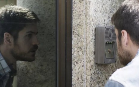 Zeca (Marco Pigossi) vai até o prédio da ex-noiva em cena de hoje (1º) de A Força do Querer - Reprodução/TV Globo