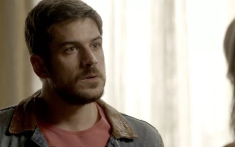 Zeca (Marco Pigossi) será pressionado pela namorada em cena desta segunda-feira (28) - Reprodução/TV Globo