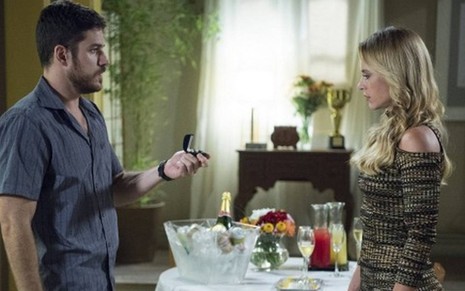 Zeca (Marco Pigossi) entrega anel de noivado a Jeiza (Paolla Oliveira) em A Força do Querer - Estevam Avellar/TV Globo