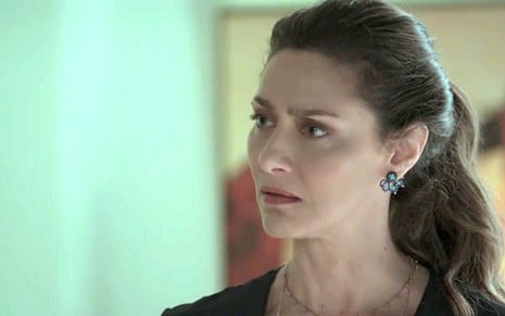 Maria Fernanda Cândido em cena de A Força do Querer; Joyce soltará o cabelo da filha à força - Reprodução/TV Globo