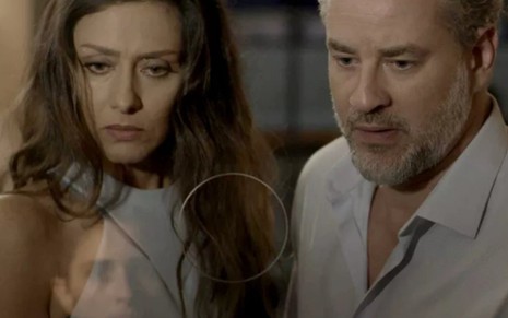 Joyce (Maria Fernanda Cândido) e Eugênio (Dan Stulbach) se surpreendem ao ver o filho - Reprodução/TV Globo