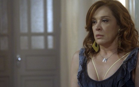 Claudia Raia (Salete) em cena de A Lei do Amor; dona do posto denunciará vilão à polícia - Reprodução/TV Globo