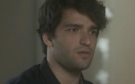 Humberto Carrão (Tiago) em A Lei do Amor; personagem sairá à procura da namorada - Reprodução/TV Globo