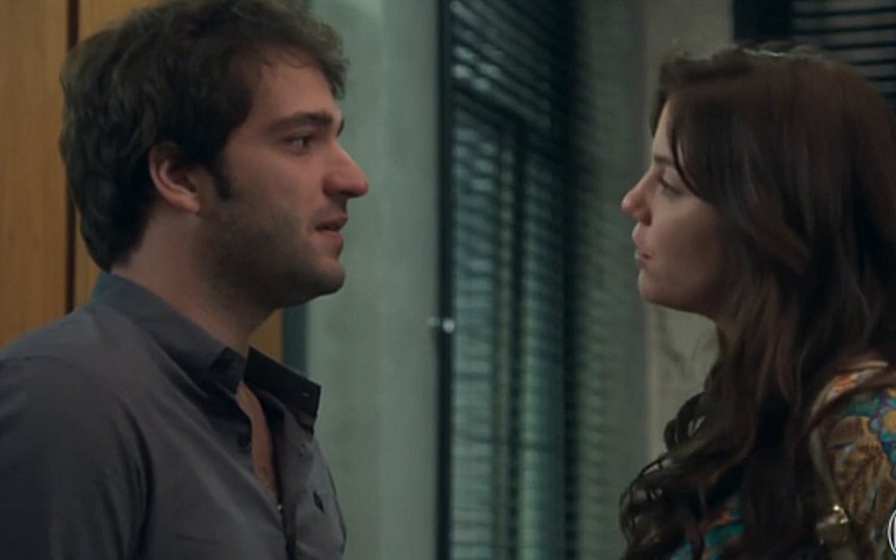 Humberto Carrão e Alice Wegmann em A Lei do Amor; Marina colocará Tiago na parede - Reprodução/TV Globo