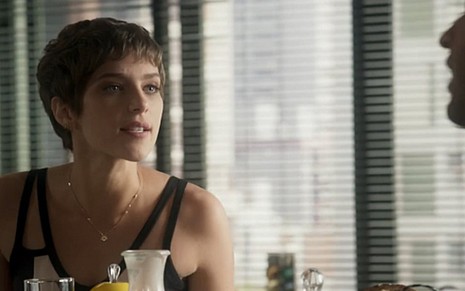 Isabella Santoni (Letícia) em cena de  A Lei do Amor; garota dará barraco em hotel - Reprodução/TV Globo