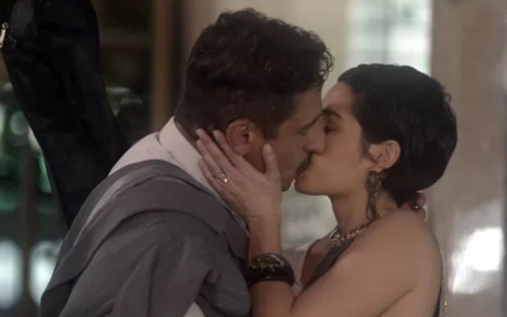 Flávia (Maria Flor) e Misael (Tuca Andrada) se beijam em cena de A Lei do Amor - Reprodução/TV Globo