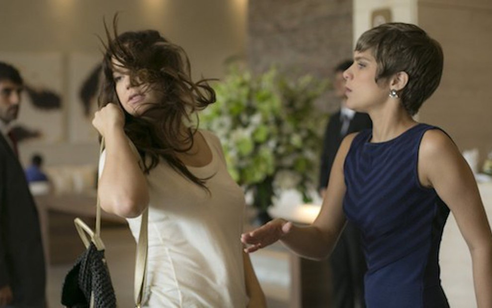 Letícia (Isabella Santoni) dá tapa em Marina (Alice Wegmann) após descobrir traição - Reprodução/Globo