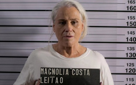Magnólia (Vera Holtz) é fichada pela polícia antes de ser presa em A Lei do Amor - Fotos Raphael Dias/TV Globo