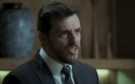 O ator Rodrigo Lombardi com expressão de raiva em cena de discussão em A Força do Querer