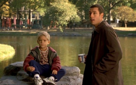 Cole Sprouse e Adam Sandler em cena de O Paizão (1999)