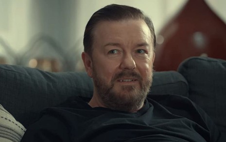 Ricky Gervais em cena de After Life