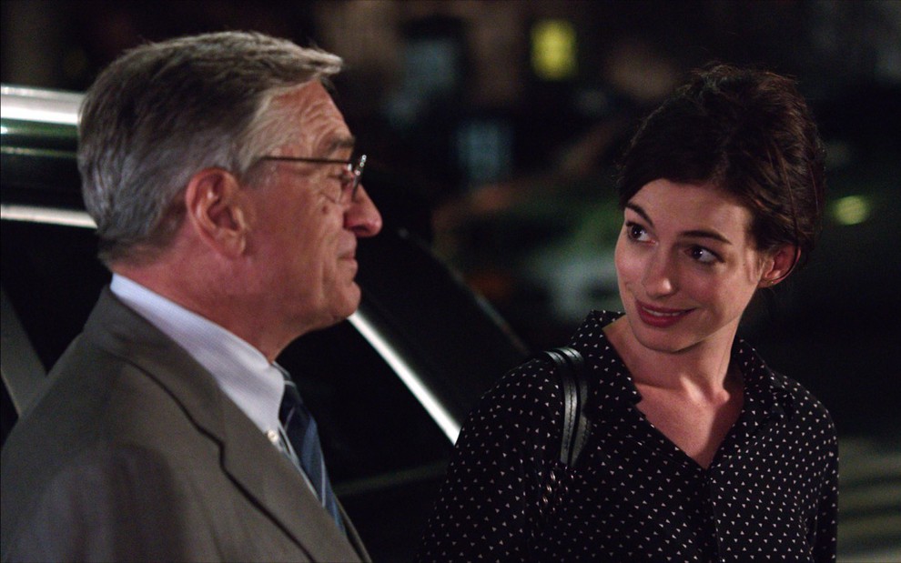 Robert De Niro, como Ben, e Anne Hathaway, vivendo a personagem Jules, conversam em cena do filme Um Senhor Estagiário