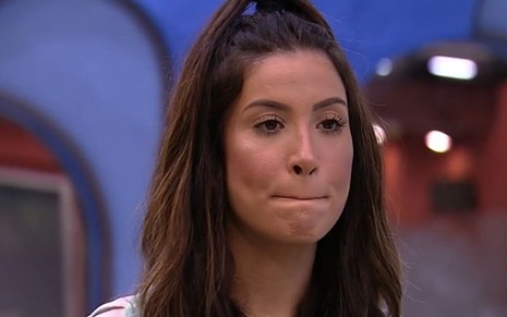 Bianca Andrade, a Boca Rosa, com uma expressão de preocupação no Big Brother Brasil 20