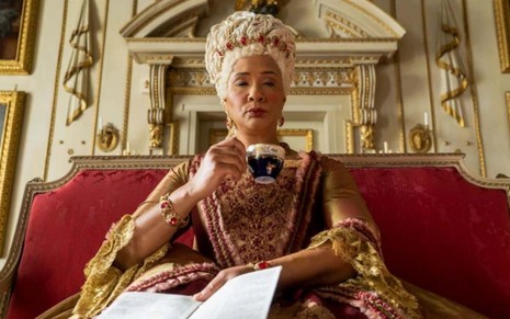 Golda Rosheuvel toma chá em cena da série Bridgerton