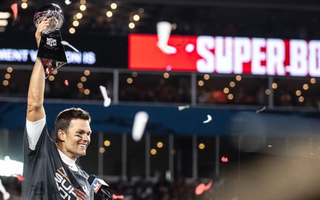 Tom Brady levanta a taça de campeão do Super Bowl pelo Tampa Bay Buccaneers