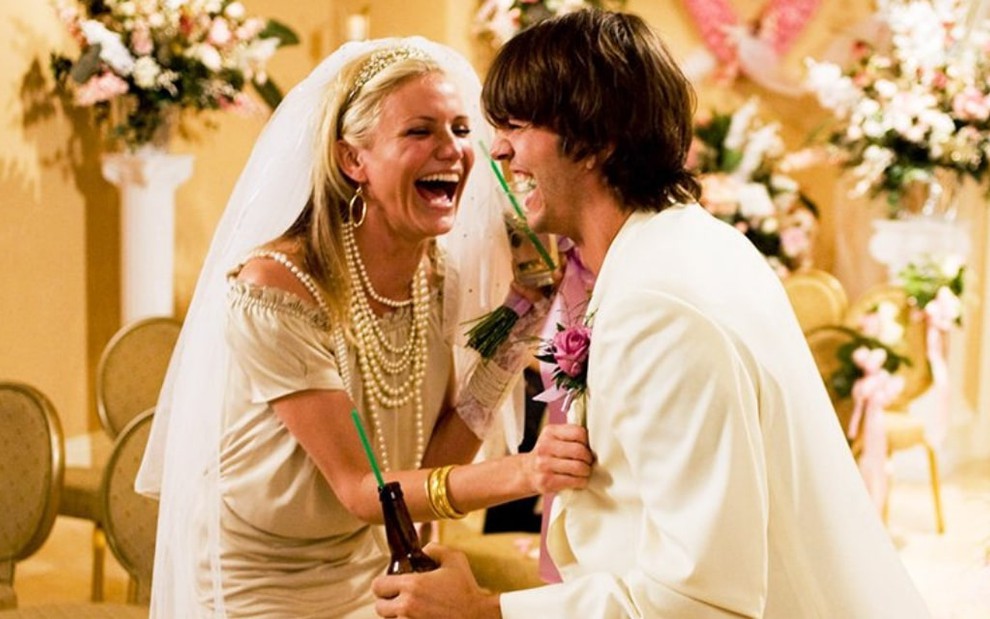 Vestidos de noivos, Cameron Diaz e Ashton Kutcher gargalham em cena do filme Jogo de Amor em Las Vegas (2008)