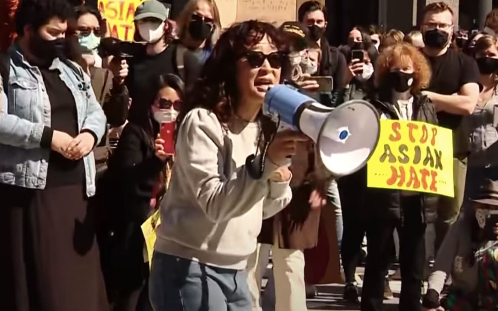 A atriz Sandra Oh segura um megafone em um protesto contra violência direcionada a pessoas asiáticas nos Estados Unidos