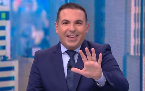 Reinaldo Gottino mostra os cinco dedos da mão esquerda no quadro O Grande Debate, do CNN Novo Dia, no último dia 28