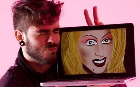 O apresentador e influenciador digital Daniel Carvalho segura um notebook com a foto de Katylene, personagem criada por ele